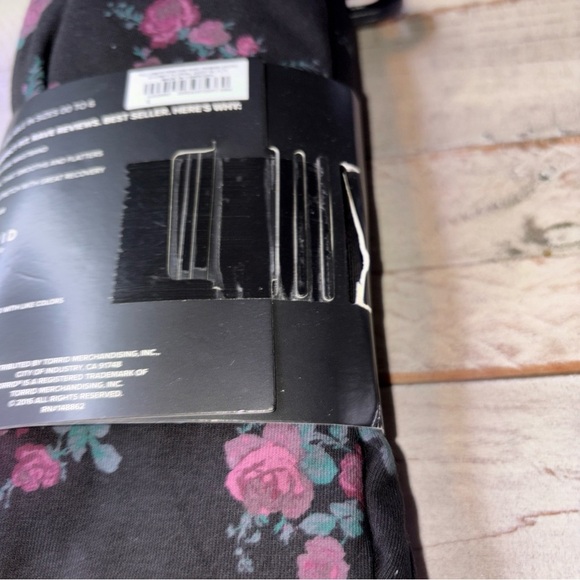 Torrid  Full Length Signature Waist Premium Leggings Sydney Floral Black 4X - Picture 7 of 14